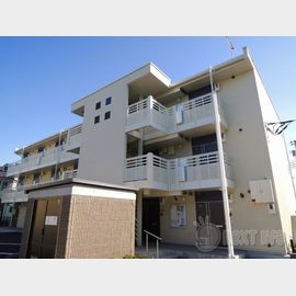 万願寺駅より徒歩25分 築9年7ヶ月 3階建の賃貸物件