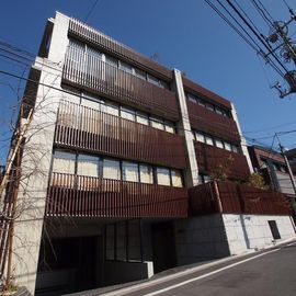 明治神宮前駅より徒歩6分 築13年7ヶ月 3階建の賃貸物件