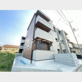 三郷駅より徒歩11分 築1年1ヶ月 3階建の賃貸物件