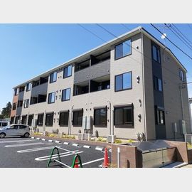 成田駅よりバス27分 築4年6ヶ月 3階建の賃貸物件