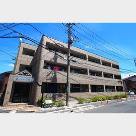 新田駅よりバス7分 築15年9ヶ月 3階建の賃貸物件