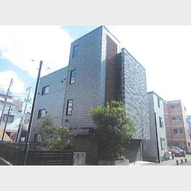 大神宮下駅より徒歩3分 築9年4ヶ月 3階建の賃貸物件