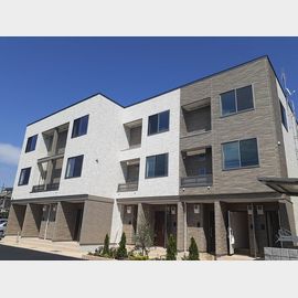 尾上の松駅よりバス10分 築3年9ヶ月 3階建の賃貸物件