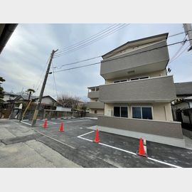 青木駅より徒歩6分 築4年2ヶ月 3階建の賃貸物件
