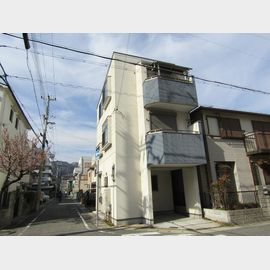 青木駅より徒歩2分 築11年4ヶ月 3階建の賃貸物件