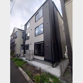 梅島駅より徒歩18分 築2年1ヶ月 3階建の賃貸物件