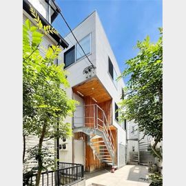 北千住駅より徒歩6分 築8年1ヶ月 3階建の賃貸物件