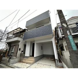 西浦和駅より徒歩18分 築3年7ヶ月 3階建の賃貸物件