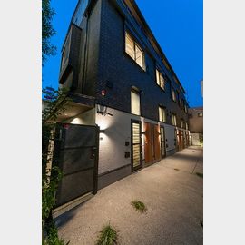 学芸大学駅より徒歩13分 築8年6ヶ月 3階建の賃貸物件