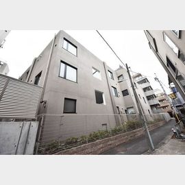 代々木駅より徒歩4分 築11年4ヶ月 3階建の賃貸物件