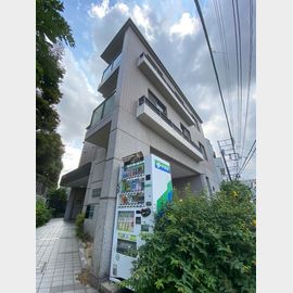 麻布十番駅より徒歩8分 築27年1ヶ月 3階建の賃貸物件