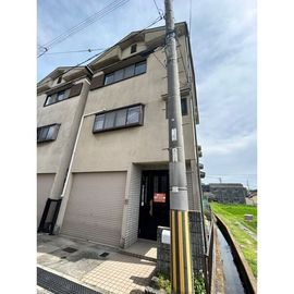柏原駅より徒歩14分 築30年7ヶ月 3階建の賃貸物件