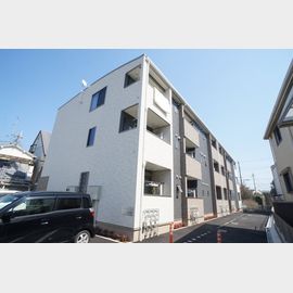 山本駅より徒歩16分 築9年6ヶ月 3階建の賃貸物件