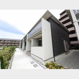伊丹駅よりバス9分 築1年10ヶ月 2階建の賃貸物件