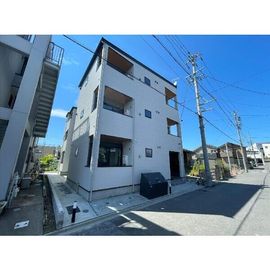 上飯田駅より徒歩10分 築1年6ヶ月 3階建の賃貸物件