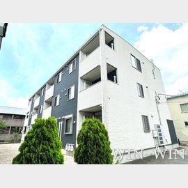 下地駅より徒歩20分 築9年8ヶ月 3階建の賃貸物件