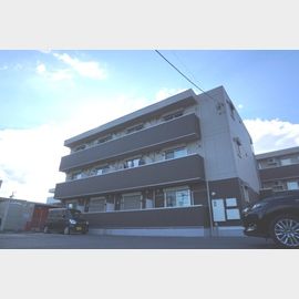 常滑駅より徒歩3分 築9年5ヶ月 3階建の賃貸物件