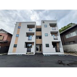 知多半田駅より徒歩6分 築1年2ヶ月 3階建の賃貸物件