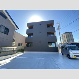 半田駅より徒歩9分 築2年 3階建の賃貸物件