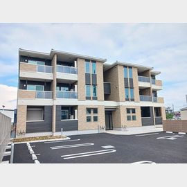原市駅より徒歩10分 築1年1ヶ月 3階建の賃貸物件