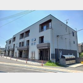 八王子駅よりバス26分 築4年4ヶ月 3階建の賃貸物件