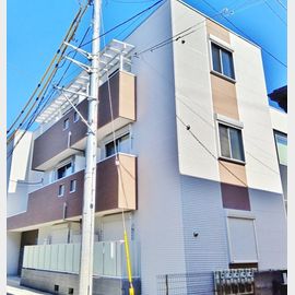草加駅より徒歩7分 築1年8ヶ月 3階建の賃貸物件
