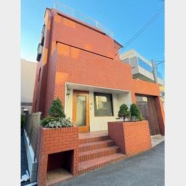 原宿駅より徒歩3分 地下1階 築39年4ヶ月の賃貸物件