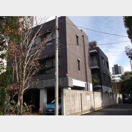 六本木駅より徒歩7分 築28年 3階建の賃貸物件