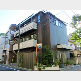 恵比寿駅より徒歩4分 築10年10ヶ月 3階建の賃貸物件