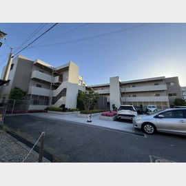 川西能勢口駅より徒歩13分 築16年4ヶ月 3階建の賃貸物件