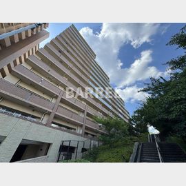 北千里駅より徒歩19分 築11年4ヶ月 8階建の賃貸物件