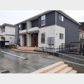 高宮駅よりバス25分 築4年7ヶ月 2階建の賃貸物件